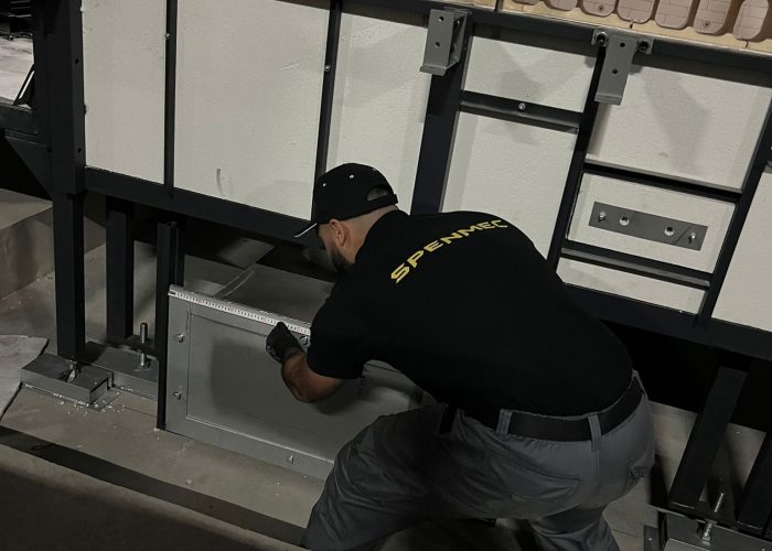 Equipo en reparación de maquinaria industrial y sistemas eléctricos